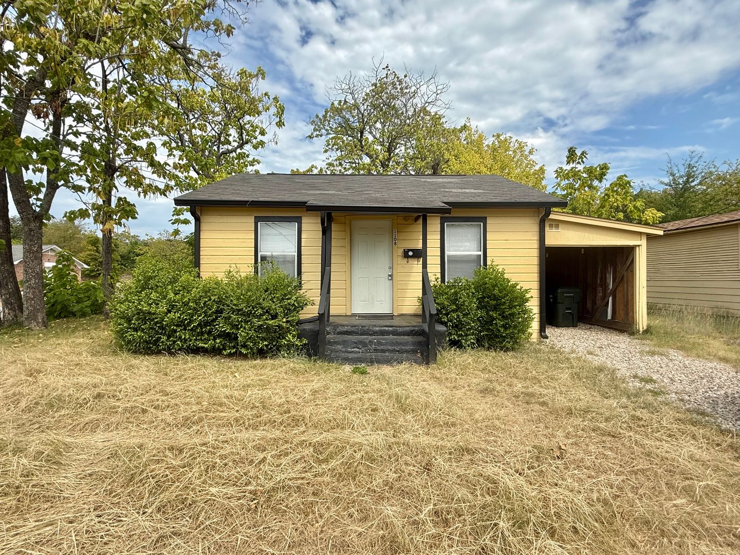 Tyler House: 1108 S Lyons Ave