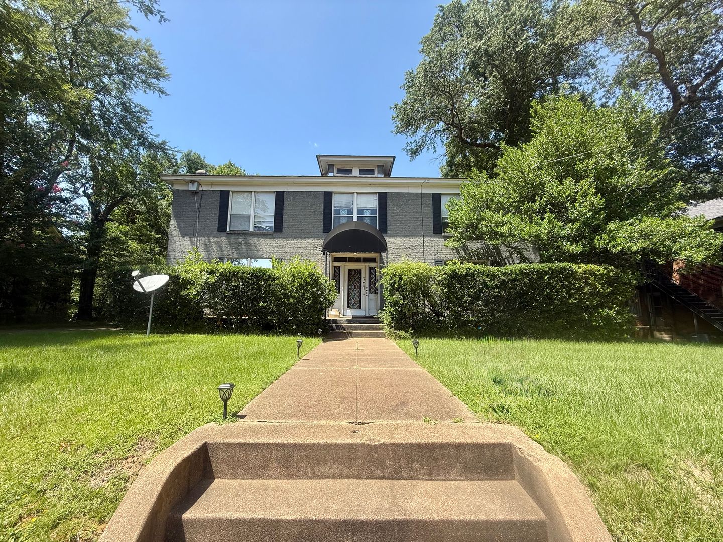 Tyler Apartment: 701 W. Houston St.