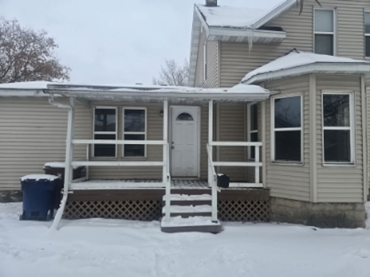 Menasha Apartment: 524 3rd St