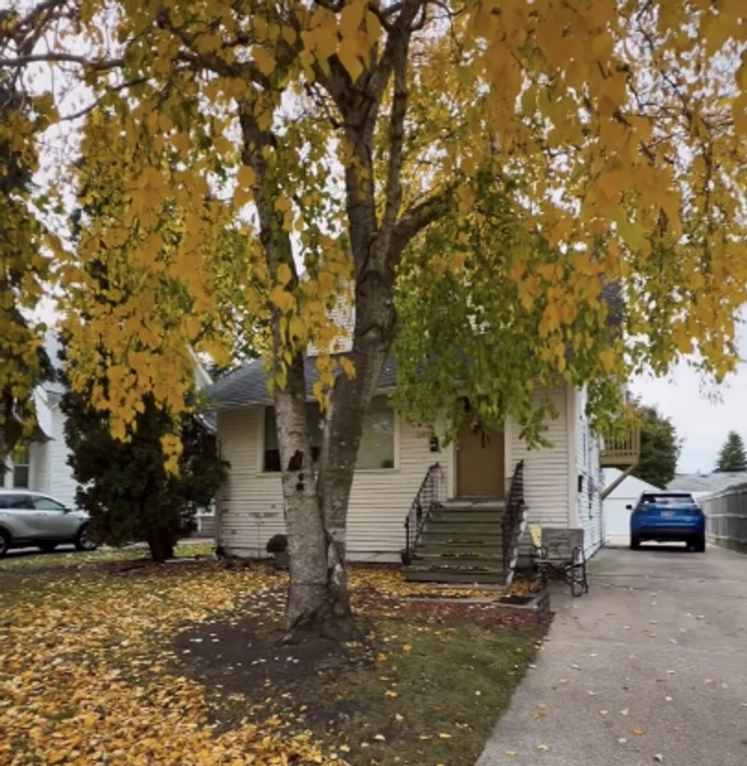 Oshkosh Apartment: 1251 Walnut St