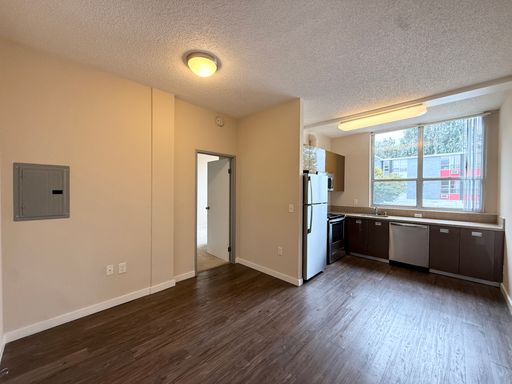 Renovated & Spacious 3 br, 2 bath unit near CSU East Bay! Locked & Secure community with AC! – photo 1