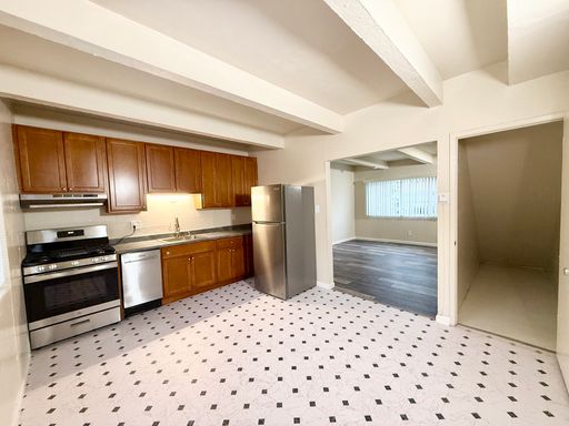 Lovely townhouse style 2 bedroom/ 1 bath! Gated property! Spacious & Private back patio! – photo 1