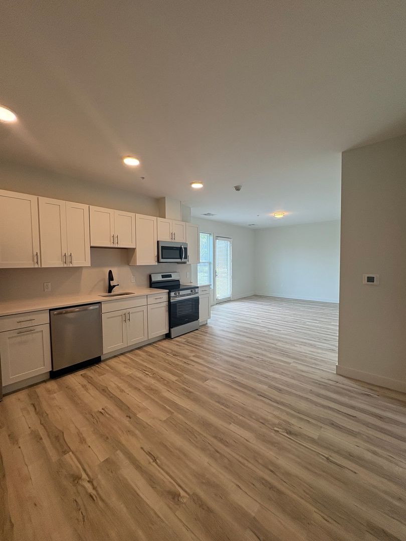 Rome Apartment: 129-143 Air City Blvd.