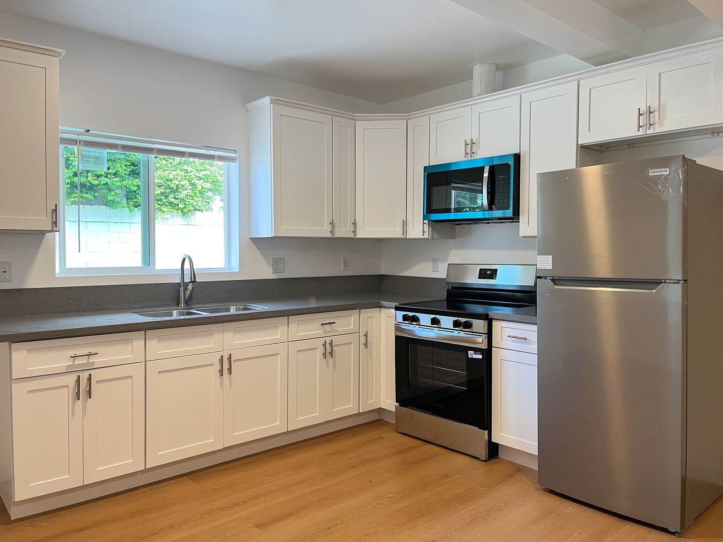 Long Beach Apartment: 905 Gaviota Avenue
