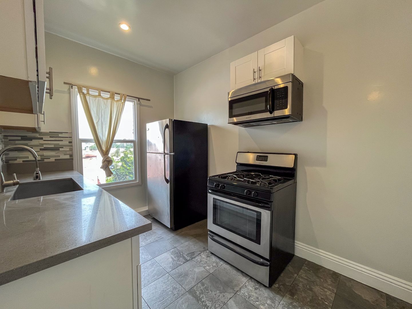 Los Angeles Apartment: 301-307 Rampart Blvd