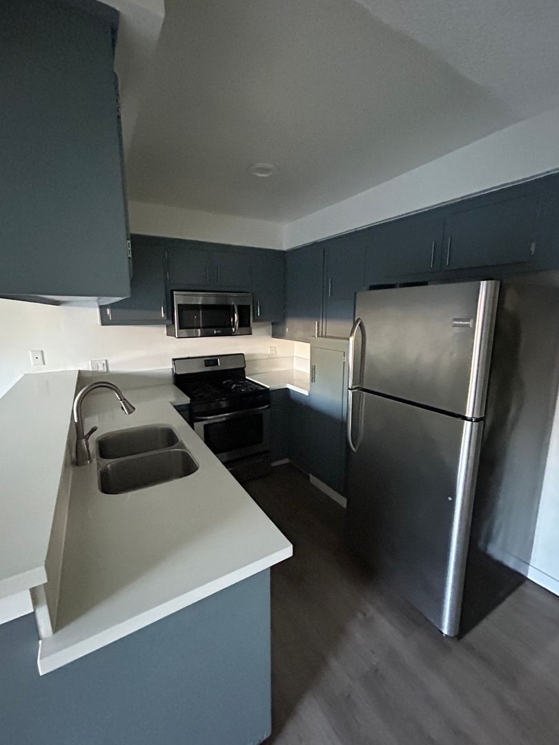 Hawthorne Apartment: 12128 Ramona Ave