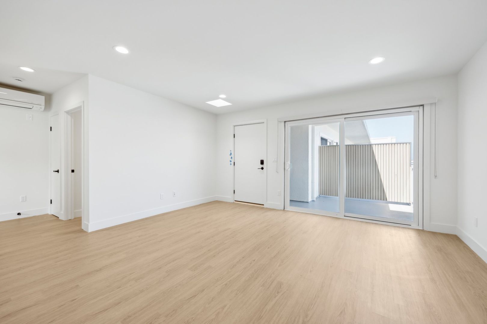 Hermosa Beach Apartment: 150 10th St