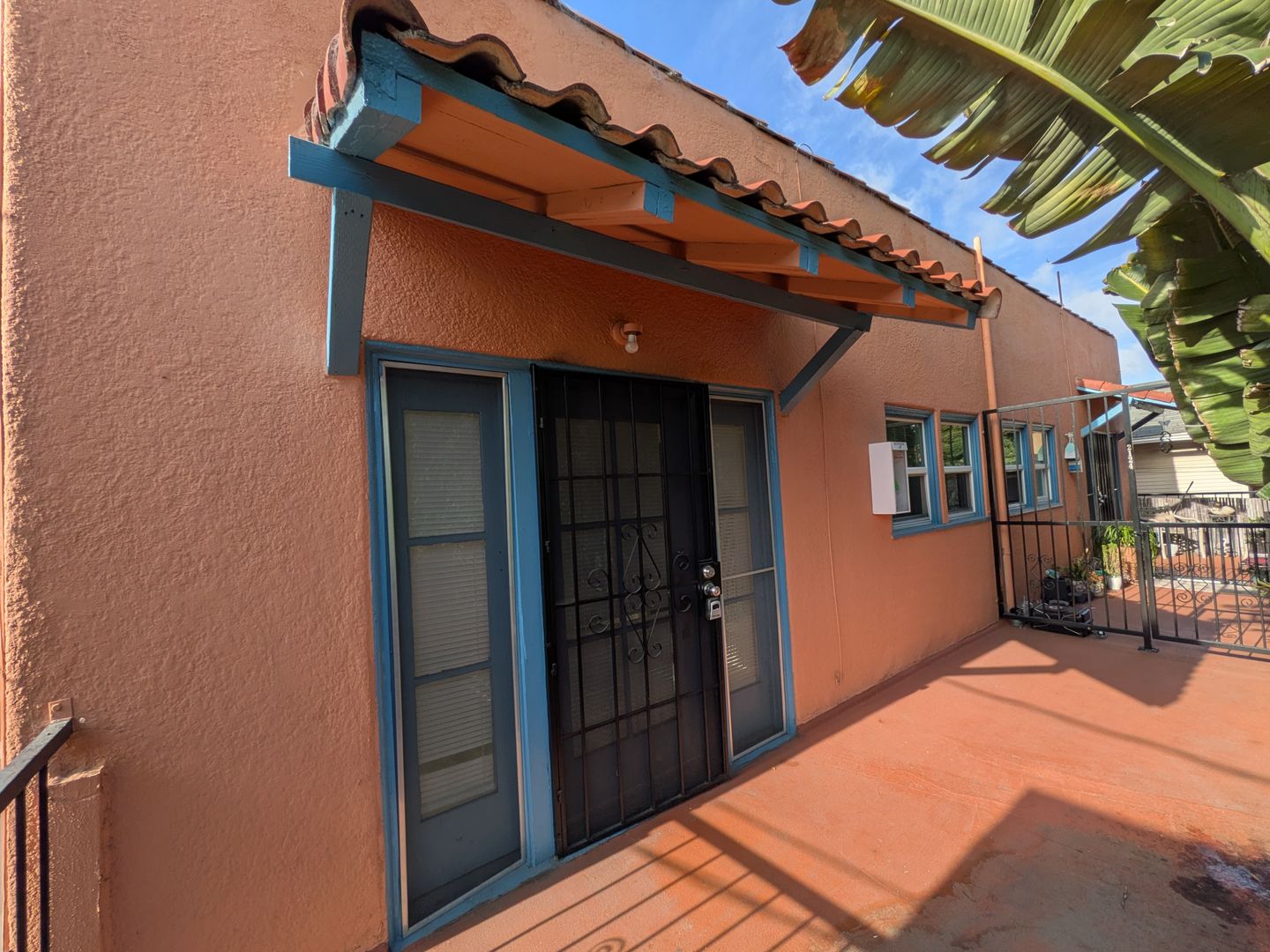 Long Beach Apartment: 2124 E Florida St