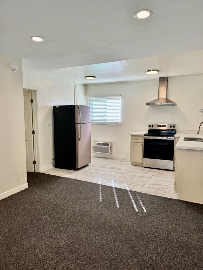 Van Nuys Apartment: 7524 Sepulveda Boulevard #206