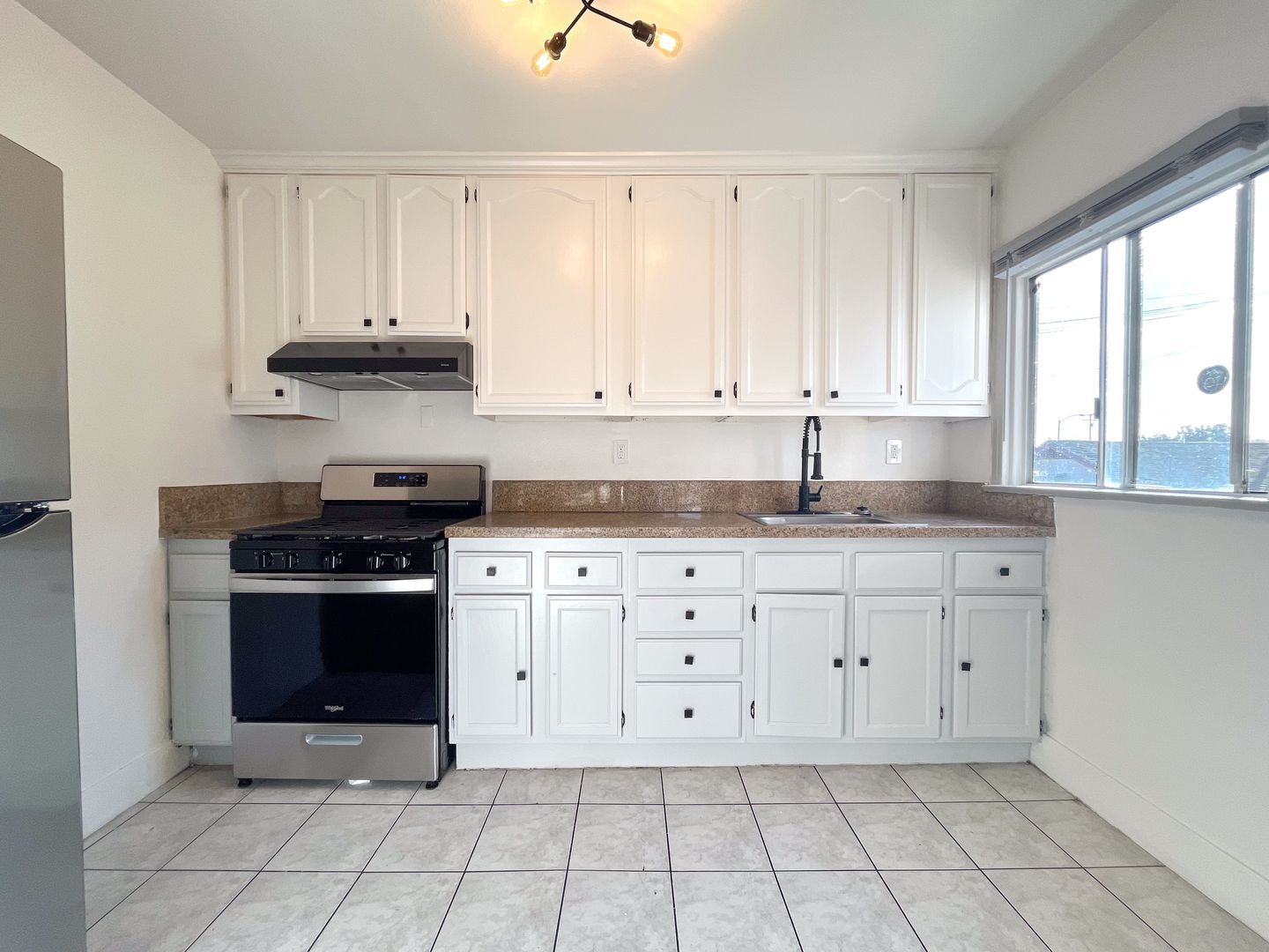 Long Beach Apartment: 2364 Lime Ave