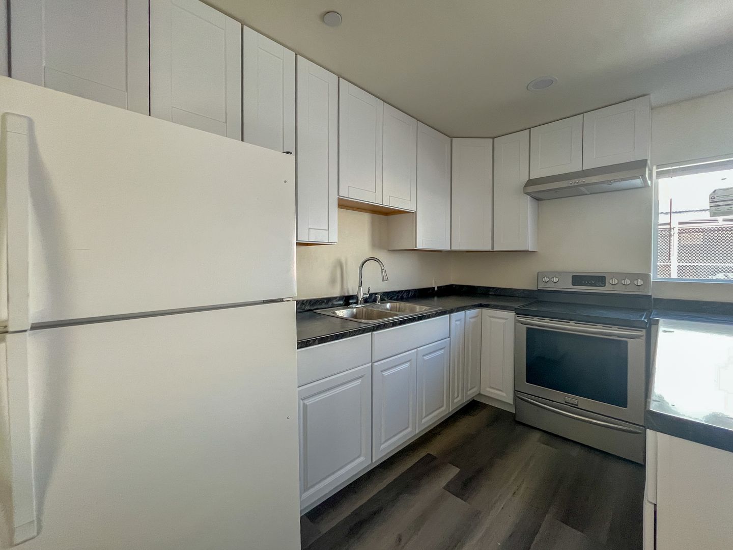 Inglewood Apartment: 702 S Walnut St