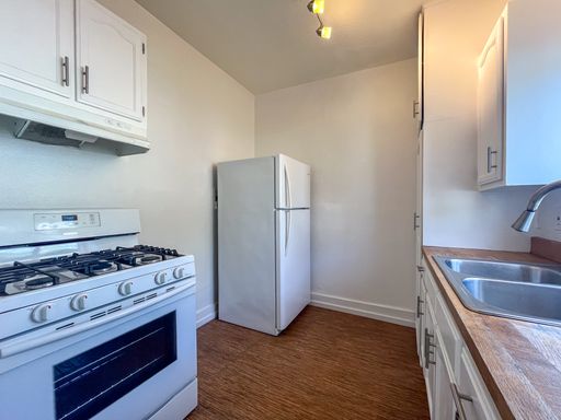 Cozy 1 Bed / 1 Bath with Stainless Steel Kitchen, Parking – photo 1