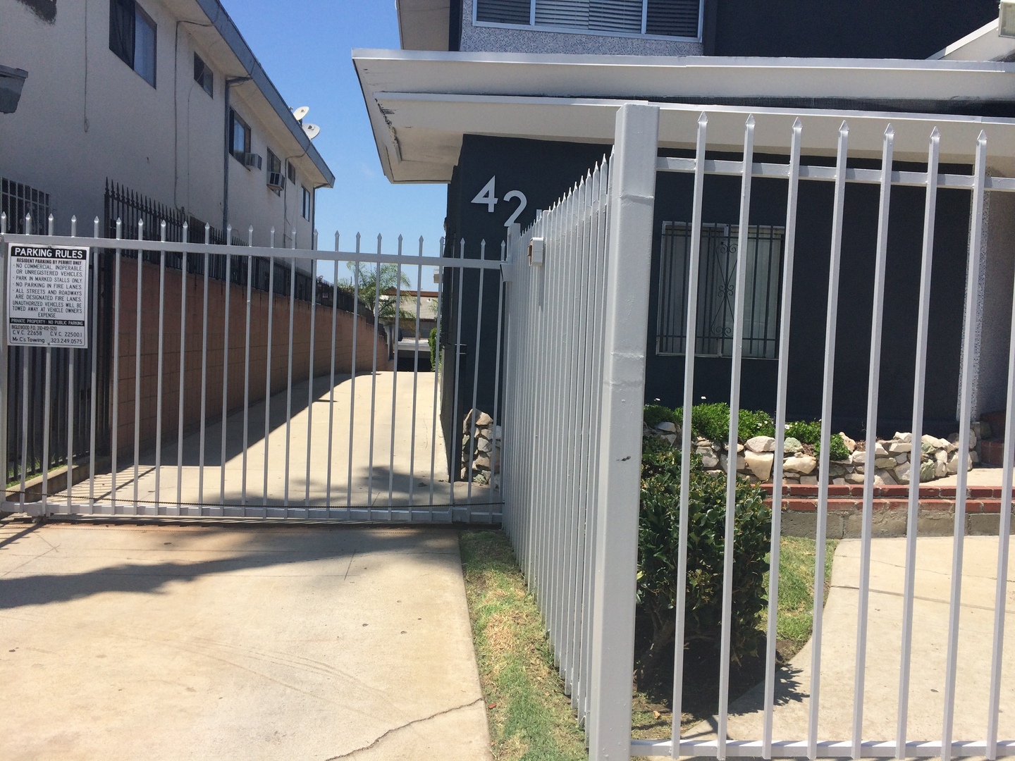 Inglewood Apartment: 421 Venice Way