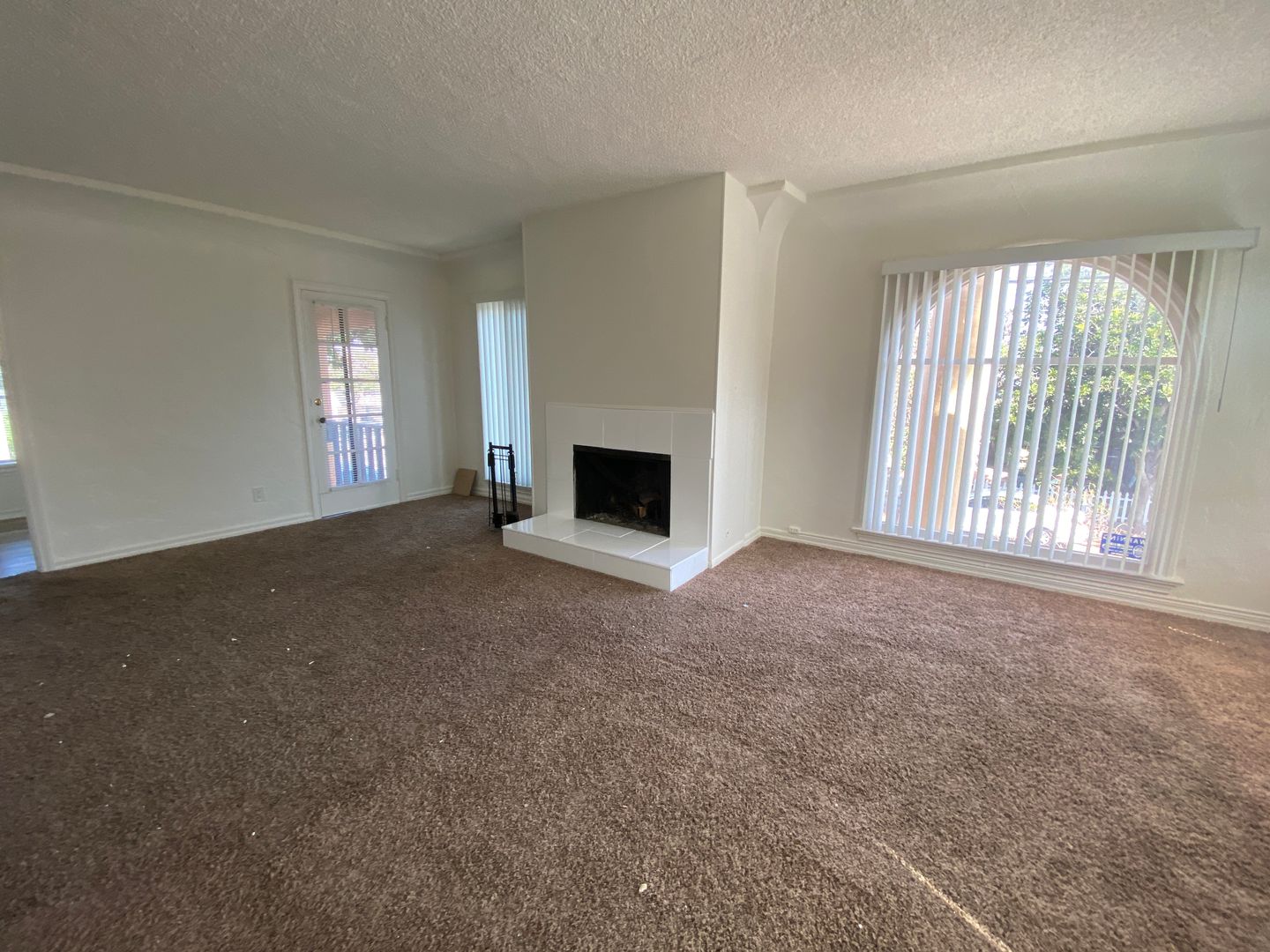 Long Beach Apartment: 2124 E Florida St