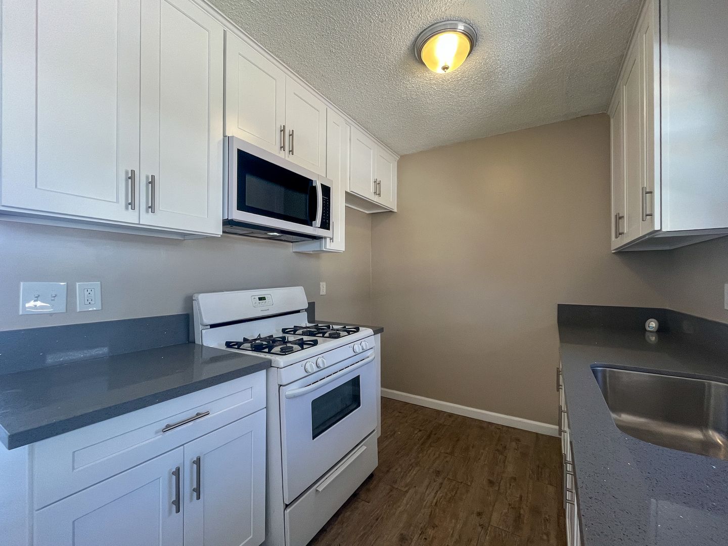 Anaheim Apartment: 1828 W. Glen Avenue