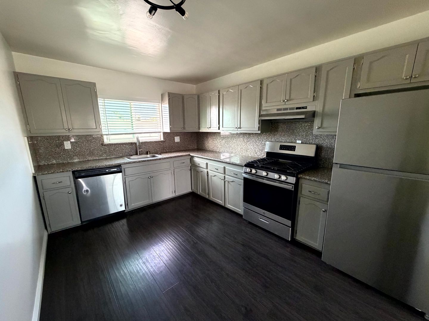 Long Beach Apartment: 1335 Stanley Ave