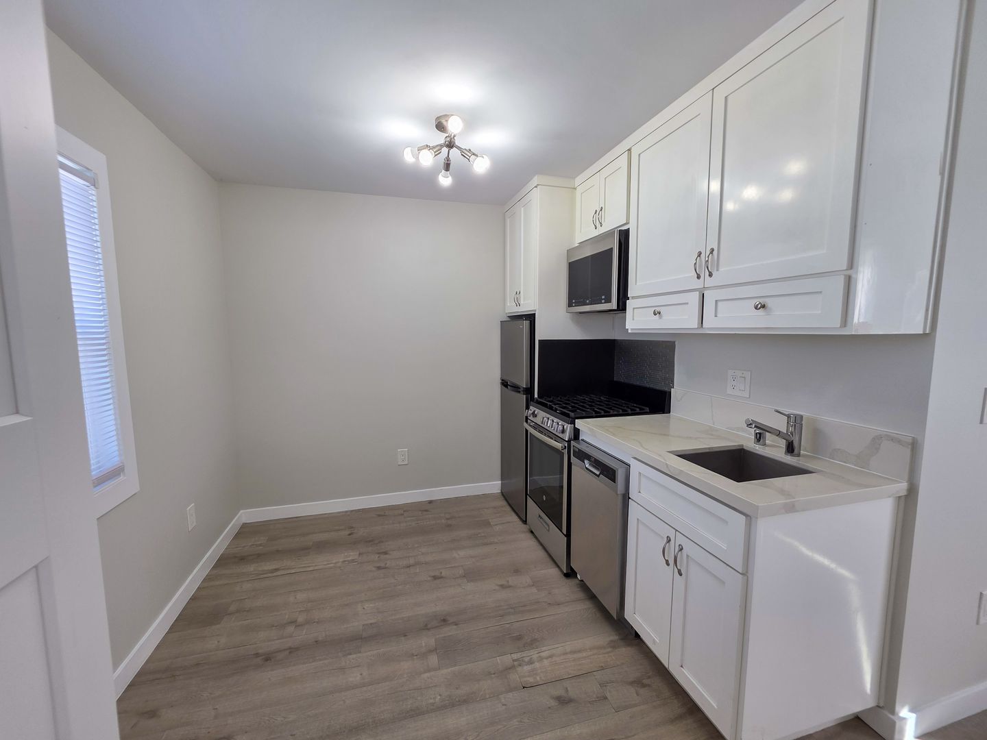 Inglewood Apartment: 613 S. Prairie Avenue