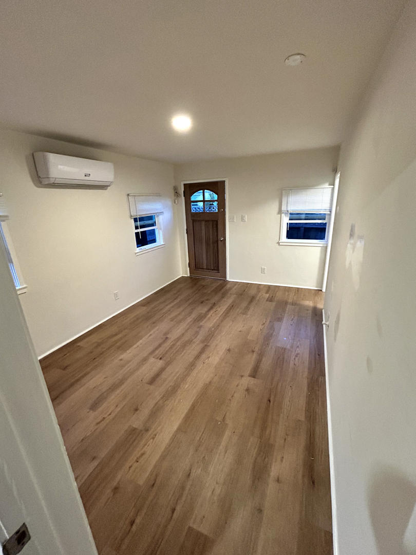 Venice House: 724 Crestmoore Pl