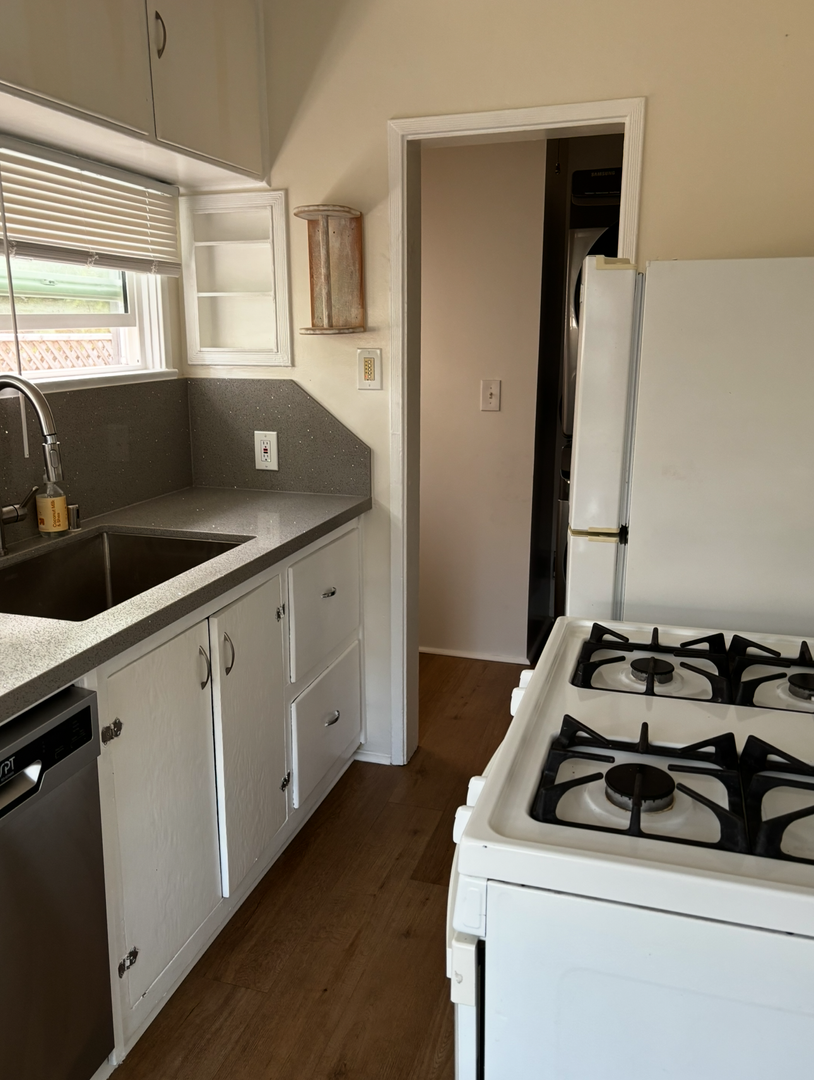 Venice House: 724 Crestmoore Pl