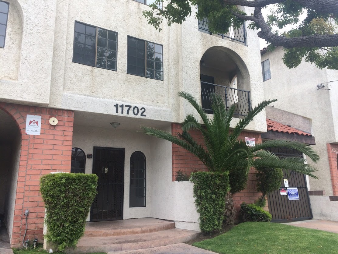 Hawthorne Apartment: 11702 York Avenue