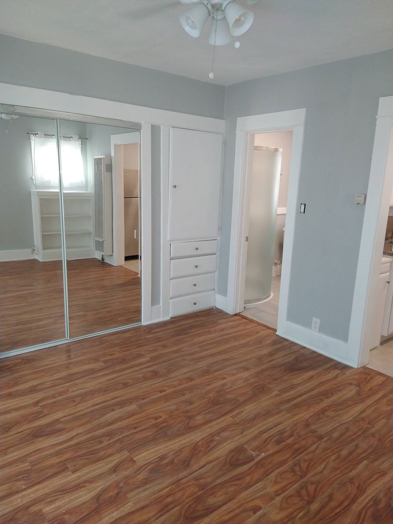 Long Beach Apartment: 1027-1031 Chestnut Avenue