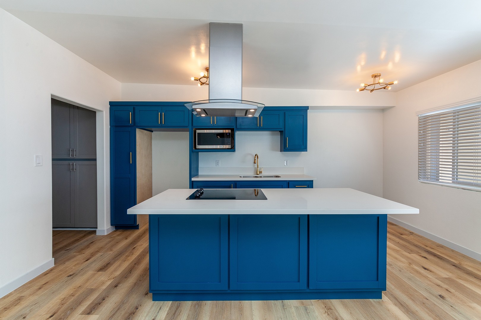Long Beach Apartment: 1955 Locust  Ave. - 06