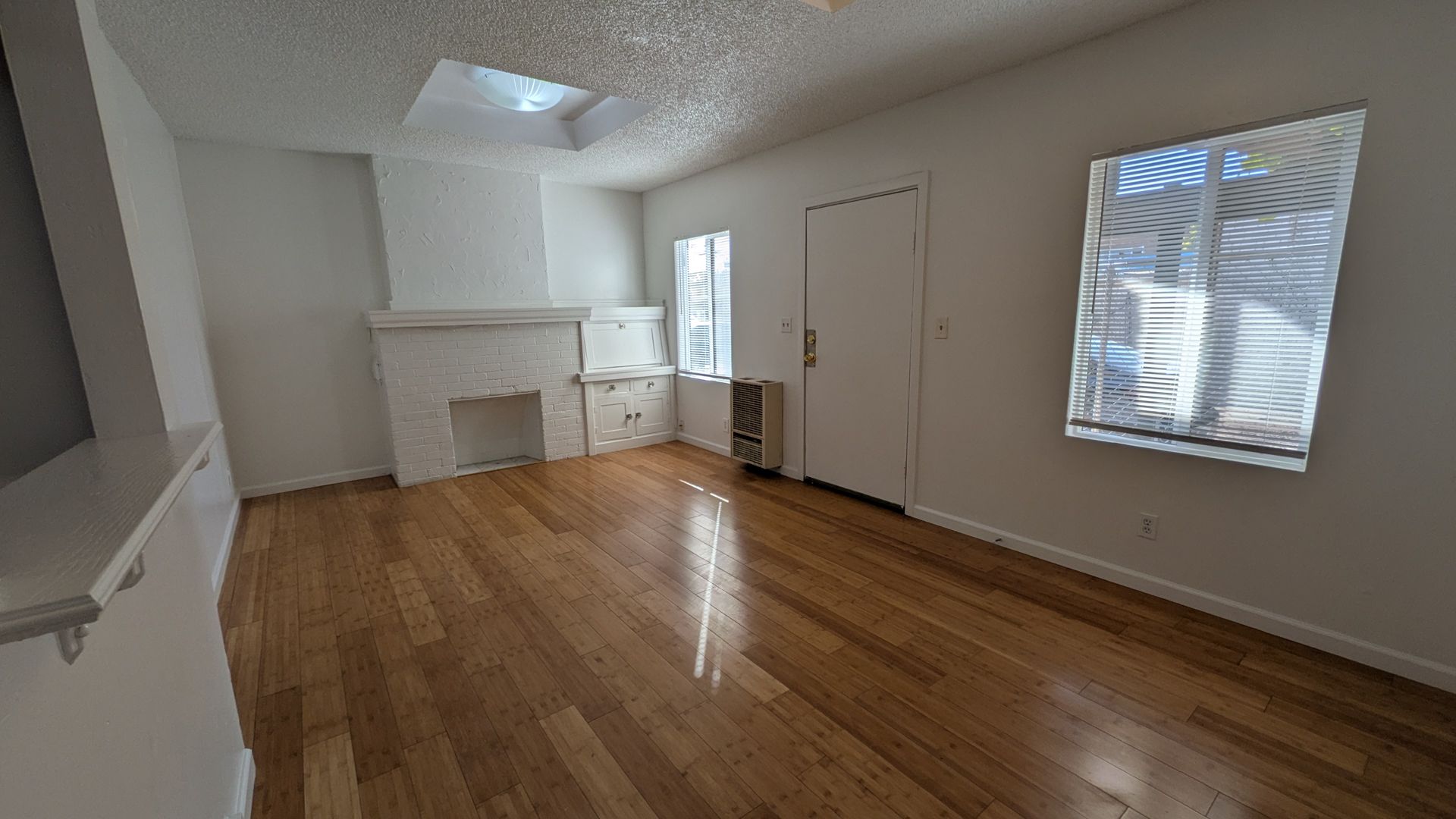Long Beach Apartment: 1513-1515 E. Broadway Ave.