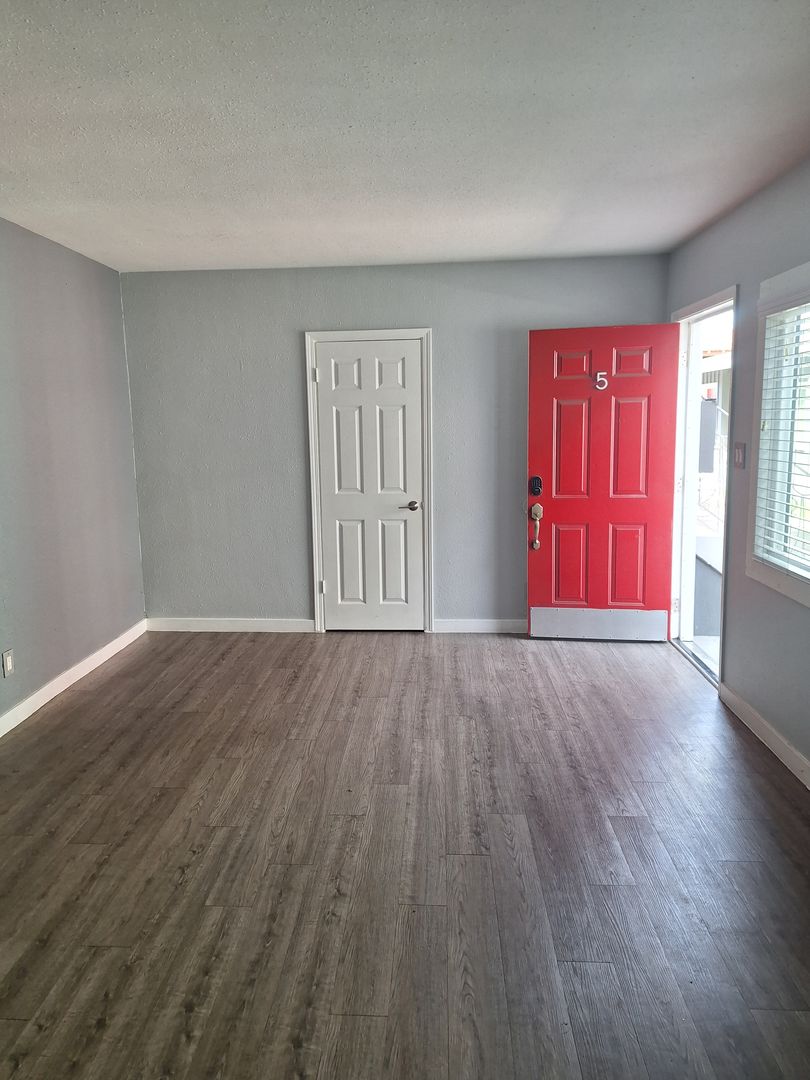 Long Beach Apartment: 1600-1602 Cedar Avenue