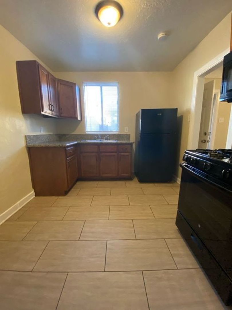 Long Beach Apartment: 2033 Cedar Ave.