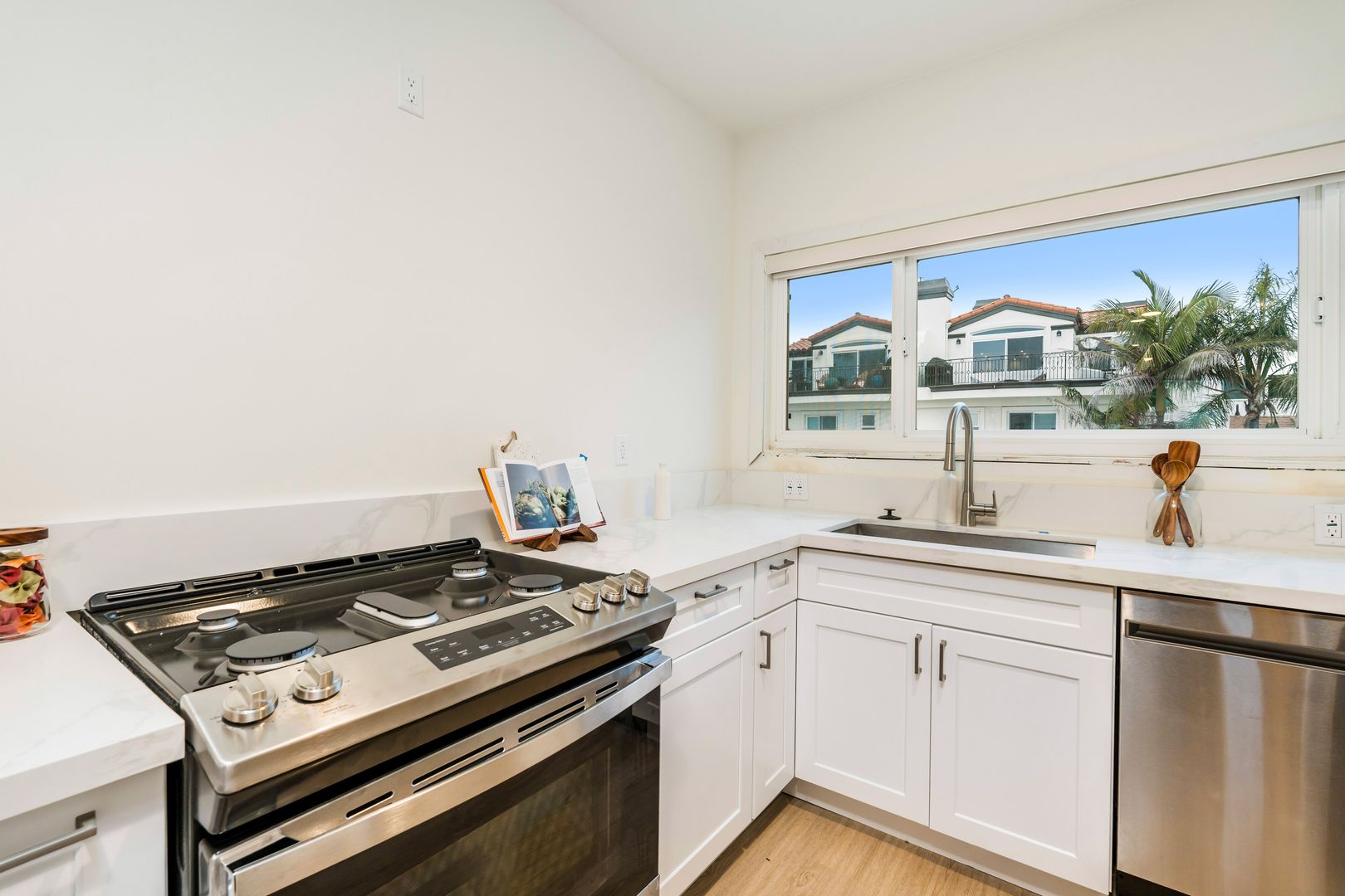 Hermosa Beach Apartment: 150 10th St