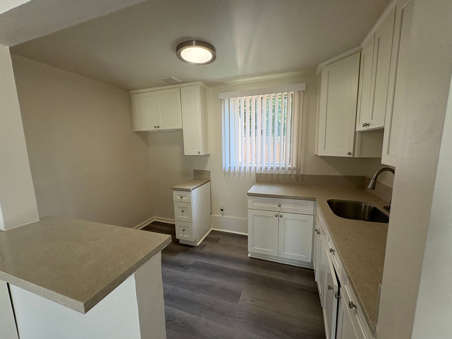 Long Beach Apartment: 242 E Del Amo Blvd.