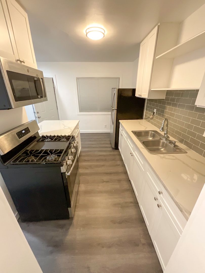 Los Angeles Apartment: 2652 Queen St
