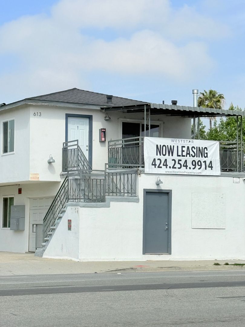 Inglewood Apartment: 613 S. Prairie Avenue