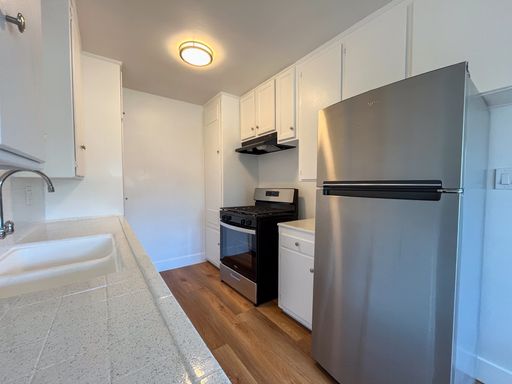 Modern 1-Bedroom with Stainless Steel Appliances & On-Site Laundry – photo 1