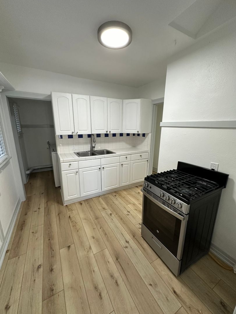 Long Beach Apartment: 1631 E. Florida St