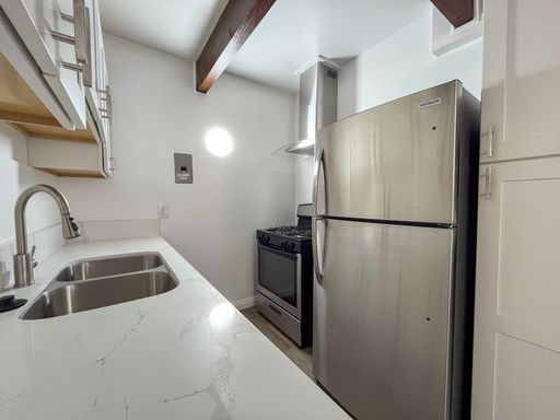 Charming 1 Bedroom Los Angeles Apartment with Stainless Steel Appliances & Modern Flooring – photo 1