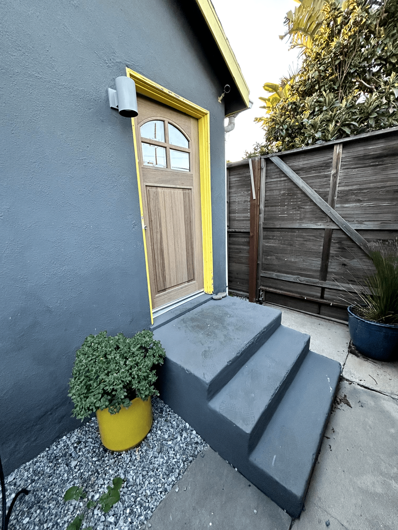 Venice House: 724 Crestmoore Pl