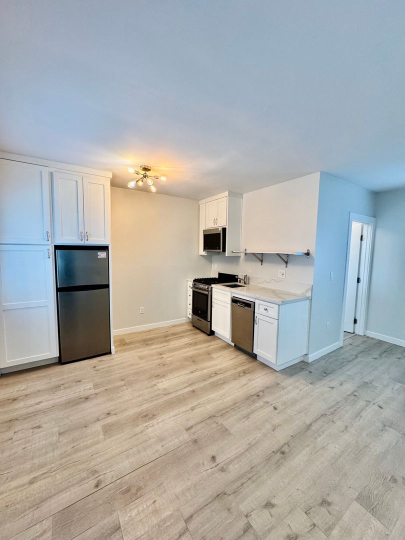 Inglewood Apartment: 613 S. Prairie Avenue