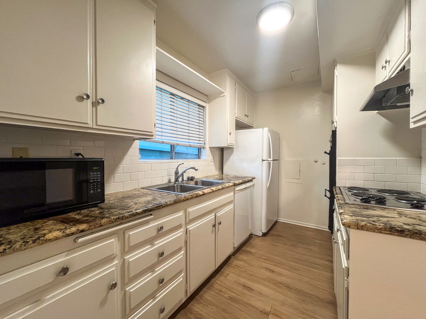 Santa Monica Apartment: 2439 Chelsea Pl