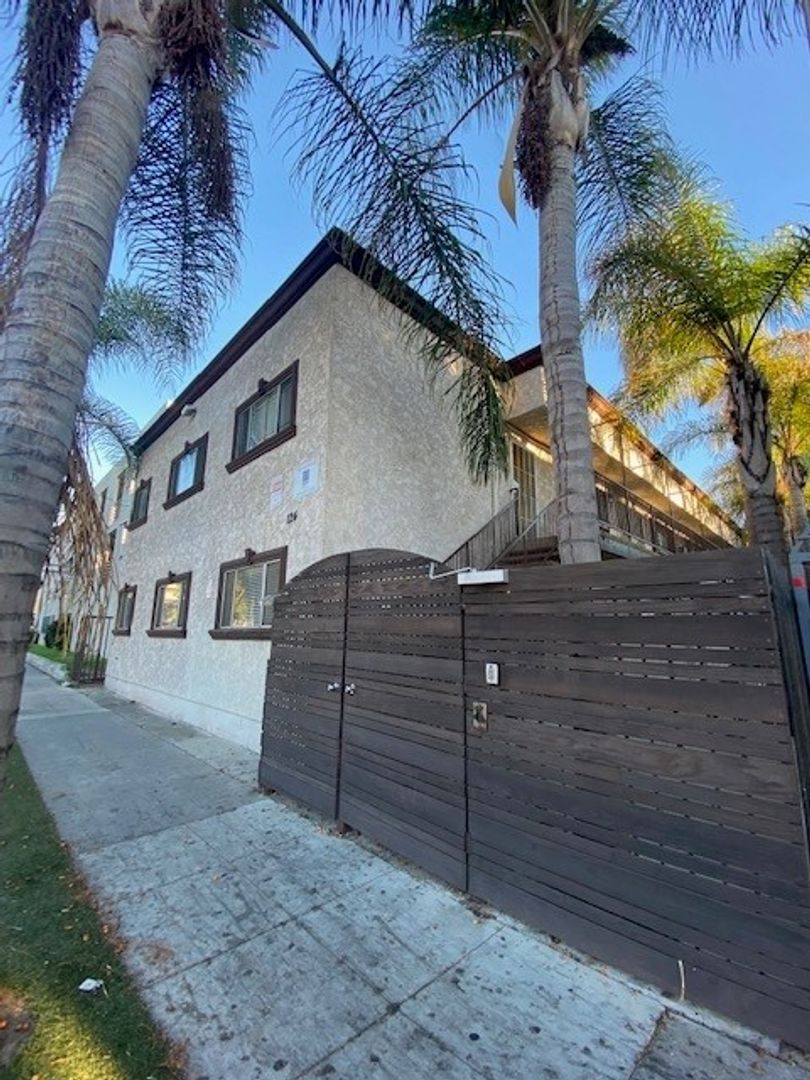 Long Beach Apartment: 124 E. 12th Street