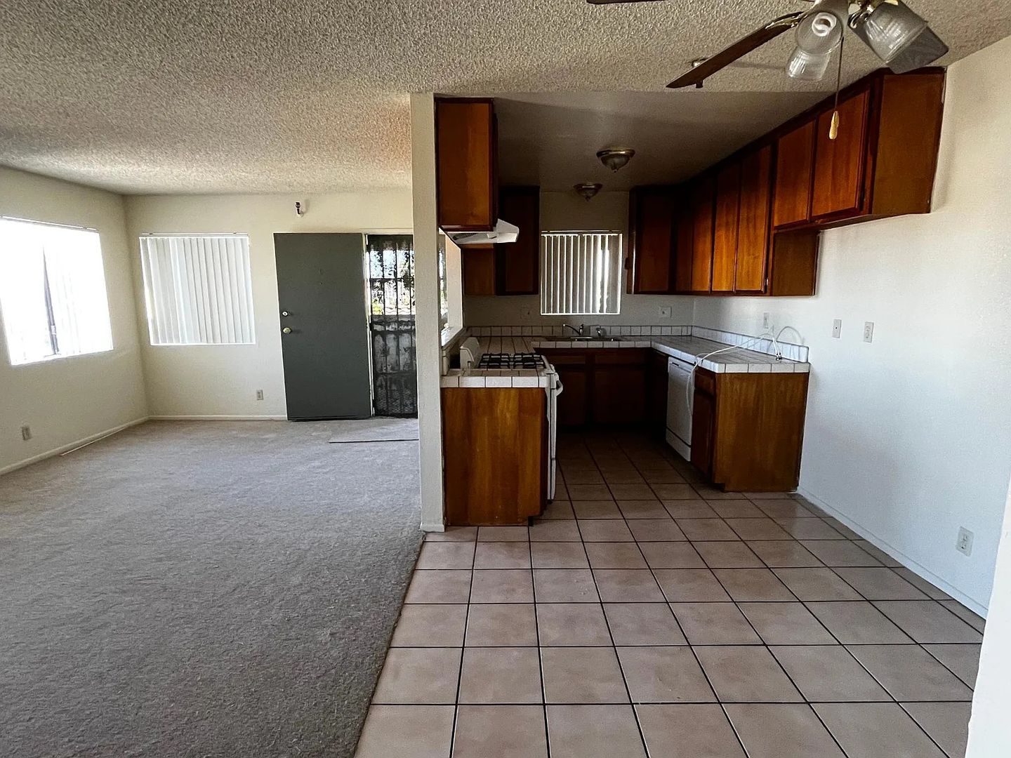 Hawthorne Apartment: 11943 Grevillea Ave