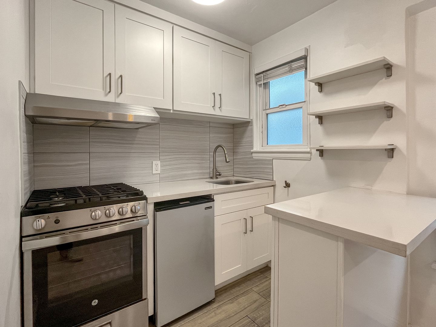 Manhattan Beach Apartment: 400 15th Place