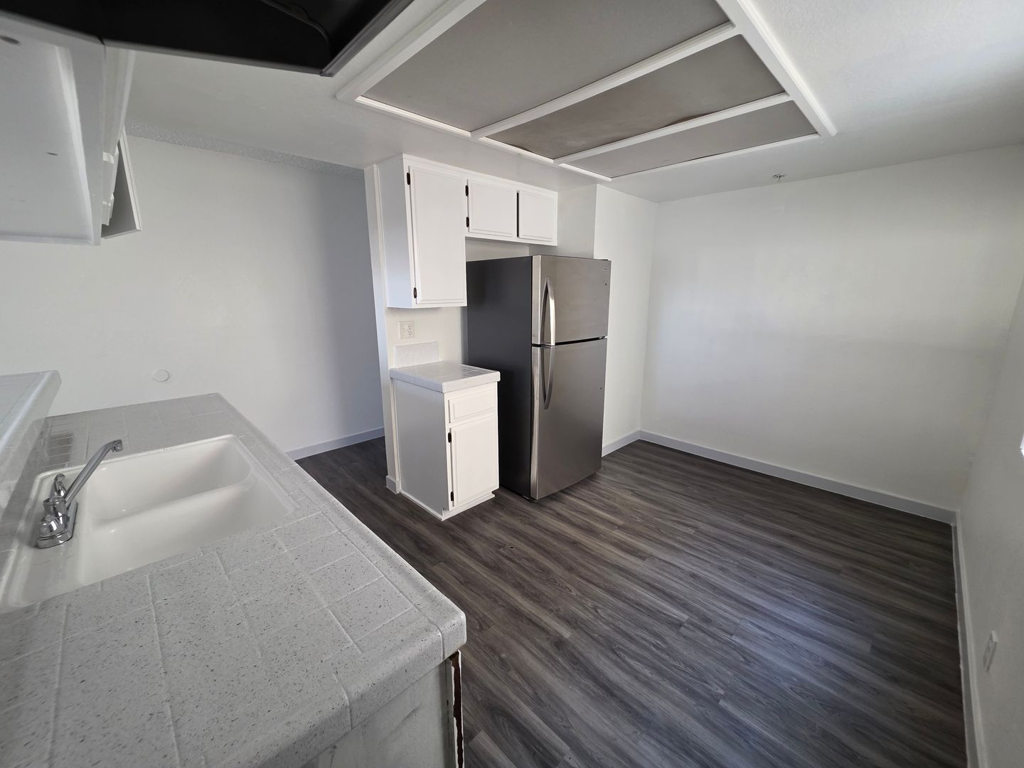 Hawthorne Apartment: 11702 York Avenue