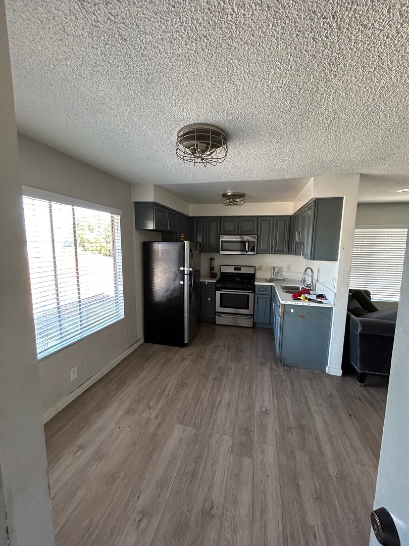 Hawthorne Apartment: 12128 Ramona Ave