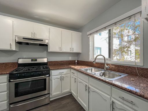 Newly Remodeled Beatufiul 1 Bedroom/ 1 bathroom Apartment! With PARKING! – photo 1