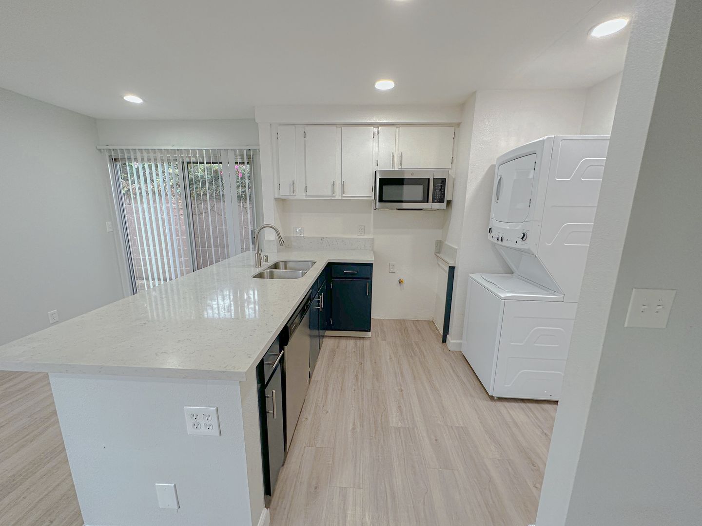 Hawthorne Apartment: 4236 W 129th St