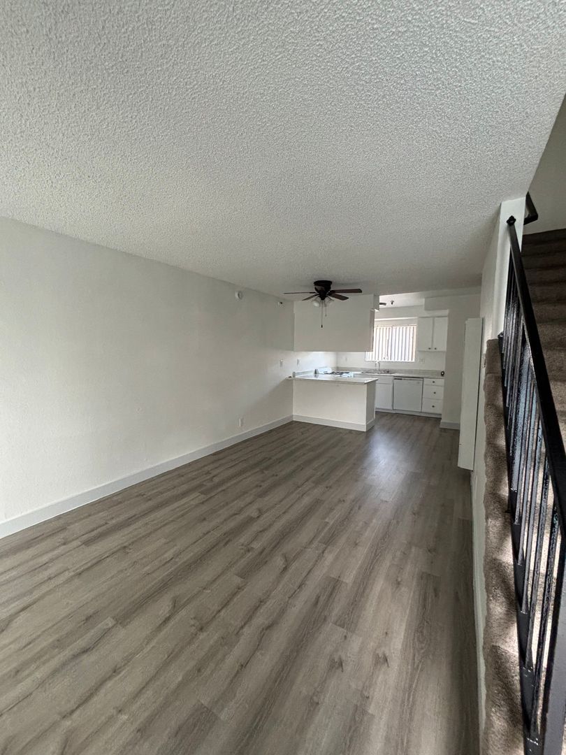 Hawthorne Apartment: 12909 Cordary Ave