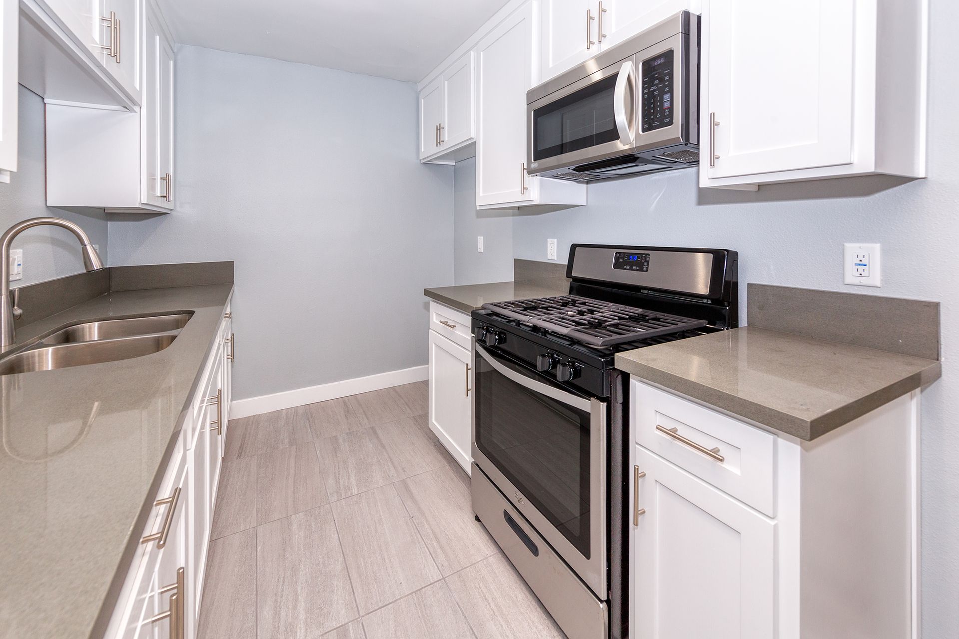 Inglewood Apartment: 916 N Inglewood Ave