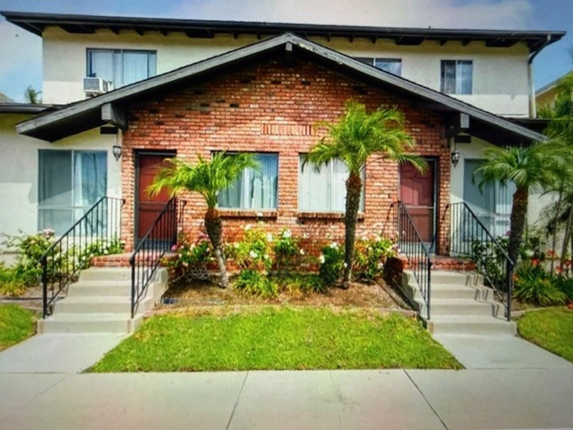 Long Beach Apartment: 651 E 46th - 01