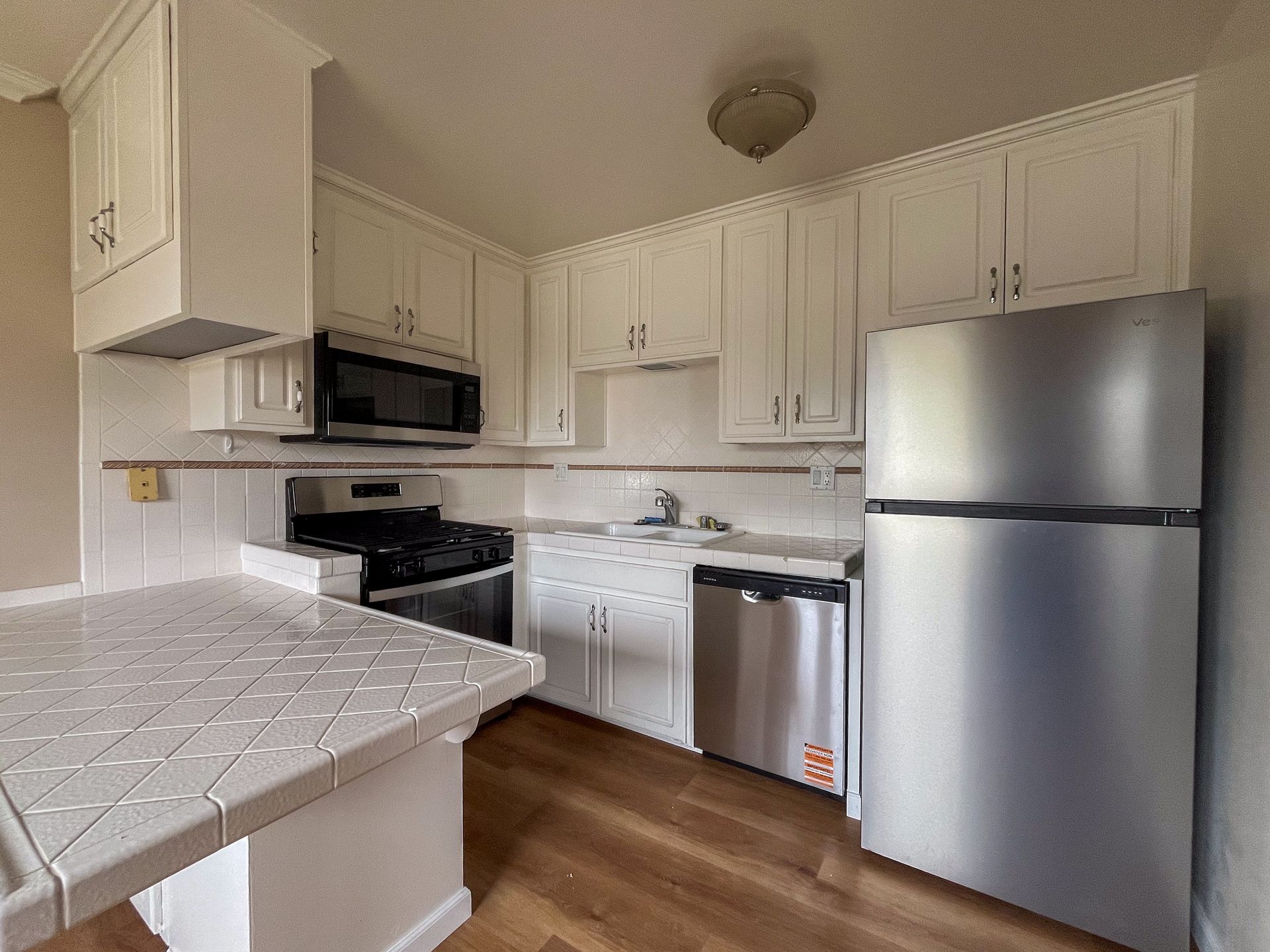 El Segundo Apartment: 221 Sheldon St